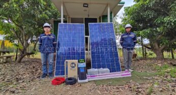 บ้านสวนไม่มีไฟฟ้ระบบโซลาร์แบบOff grid Hybrid ระบบโซลาร์แบบHybrid มีแบตเตอรี่ในการสำรองไฟฟ้า ใช้ได้ทั้งกลางวันและกลางคืน ค่าไฟ 0บาทได้100% บ้านสวนต้องการใช้ไฟฟ้ากลางวัน กลางคืน ใช้ปั้มน้ำรดสวนได้ เริ่มต้น 45,900 บาทก็มีไฟฟ้าใช้งานได้แล้ว